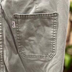 Women’s Levi’s cargo pants size 28 in GUC